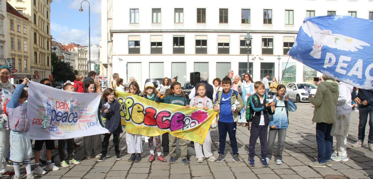 Mehrsprachige Friedenstransparente und bunte Fähnchen