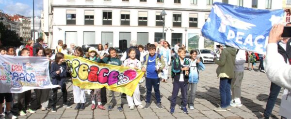 Mehrsprachige Friedenstransparente und bunte Fähnchen