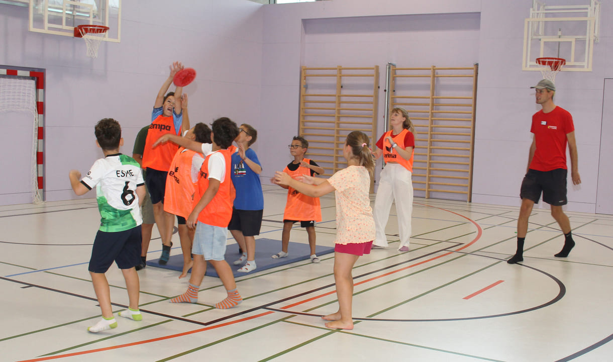 Frisbee-Match in einem der Tunrsäle