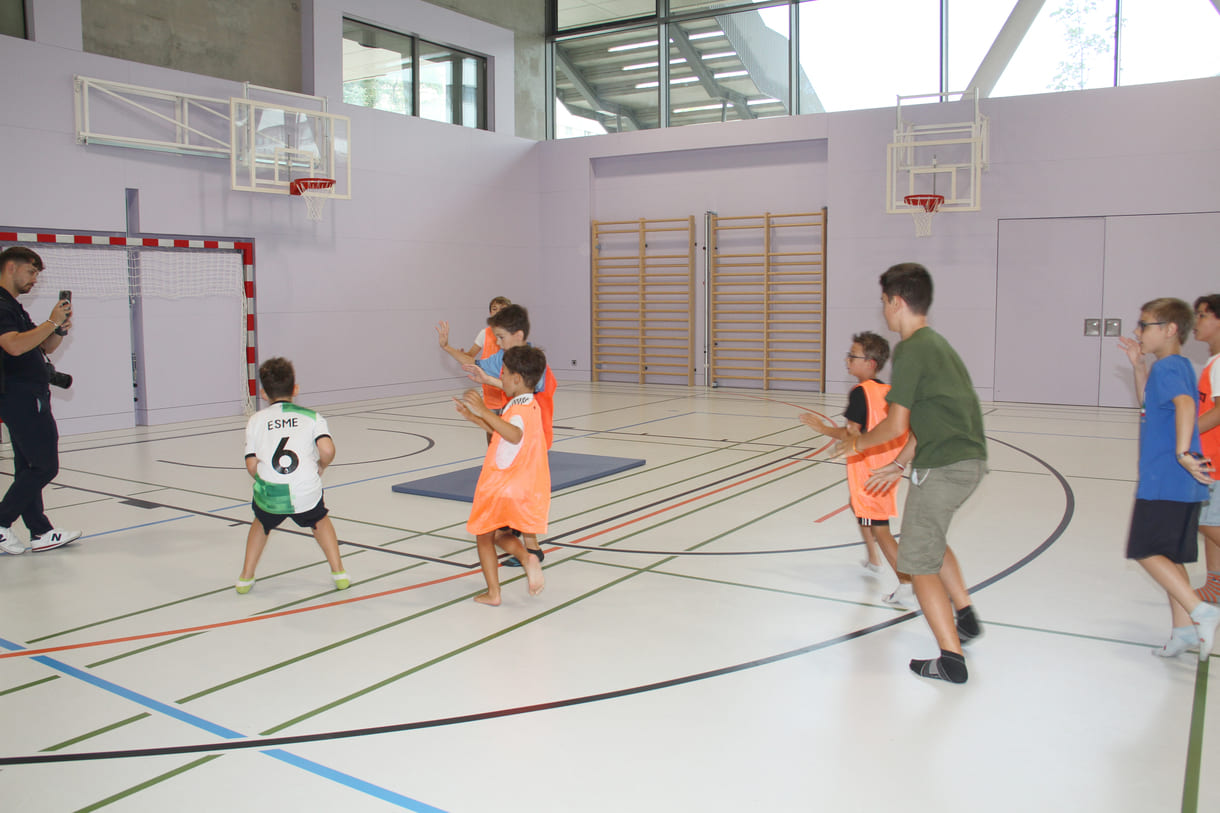 Frisbee-Match in einem der Tunrsäle