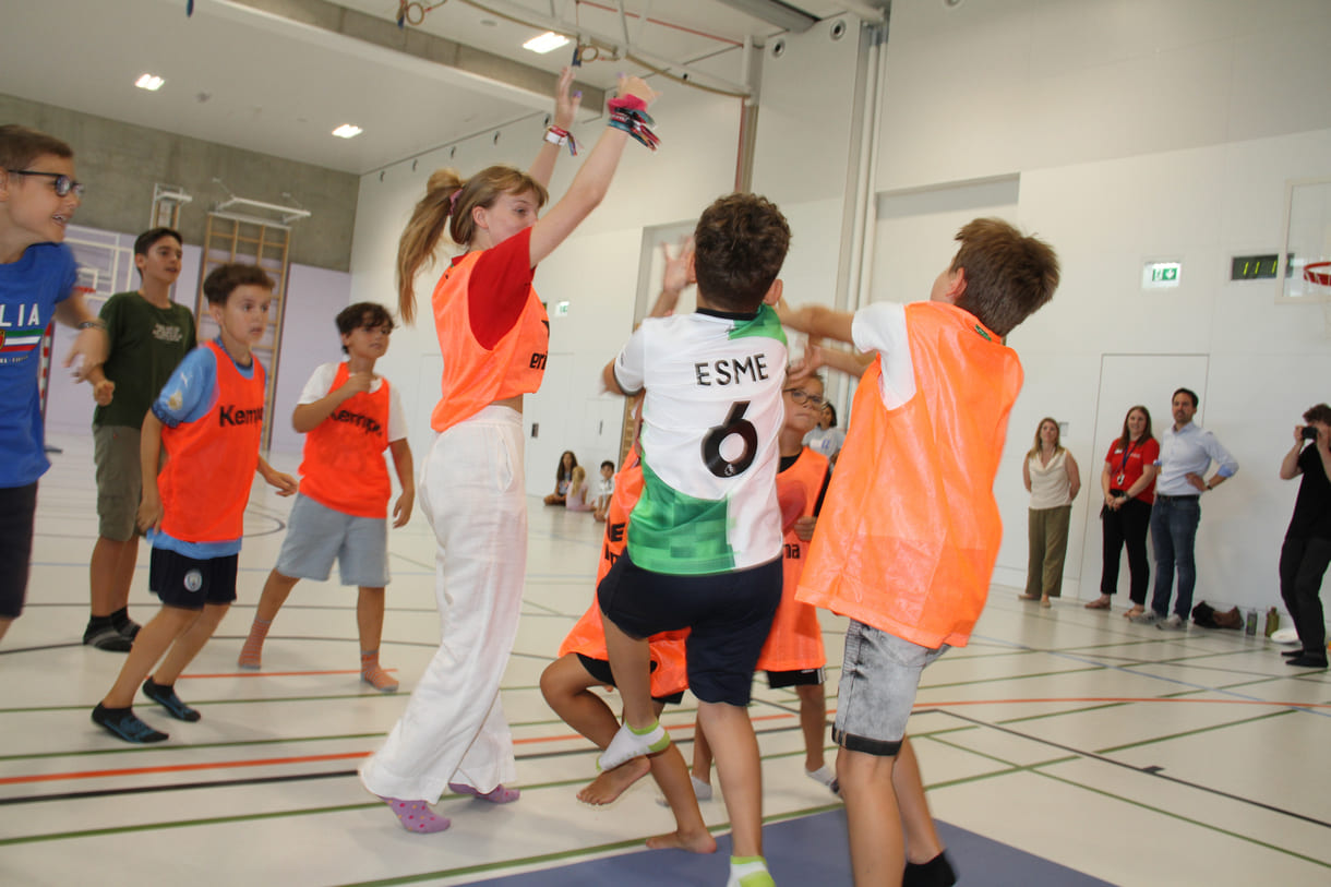 Frisbee-Match in einem der Tunrsäle