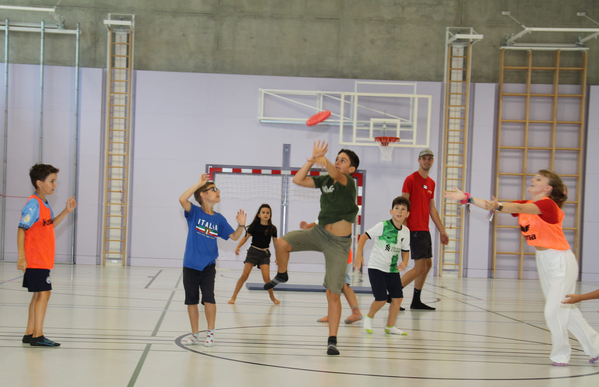 Frisbee-Match in einem der Tunrsäle