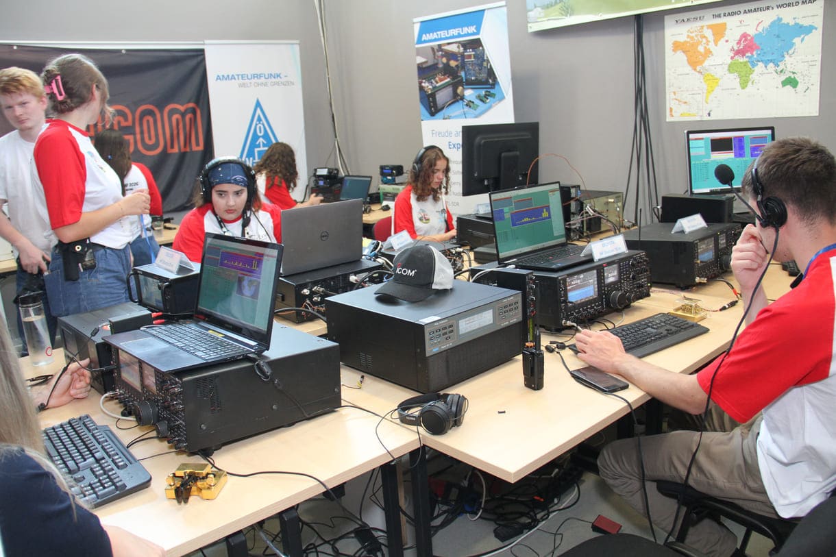 Jugendliche an mehr als einem halben Dutzend Funkstationen