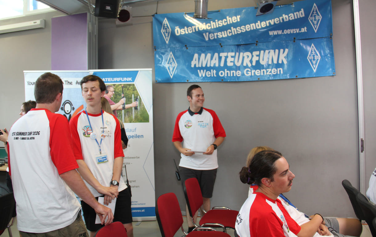 Jugendliche an mehr als einem halben Dutzend Funkstationen