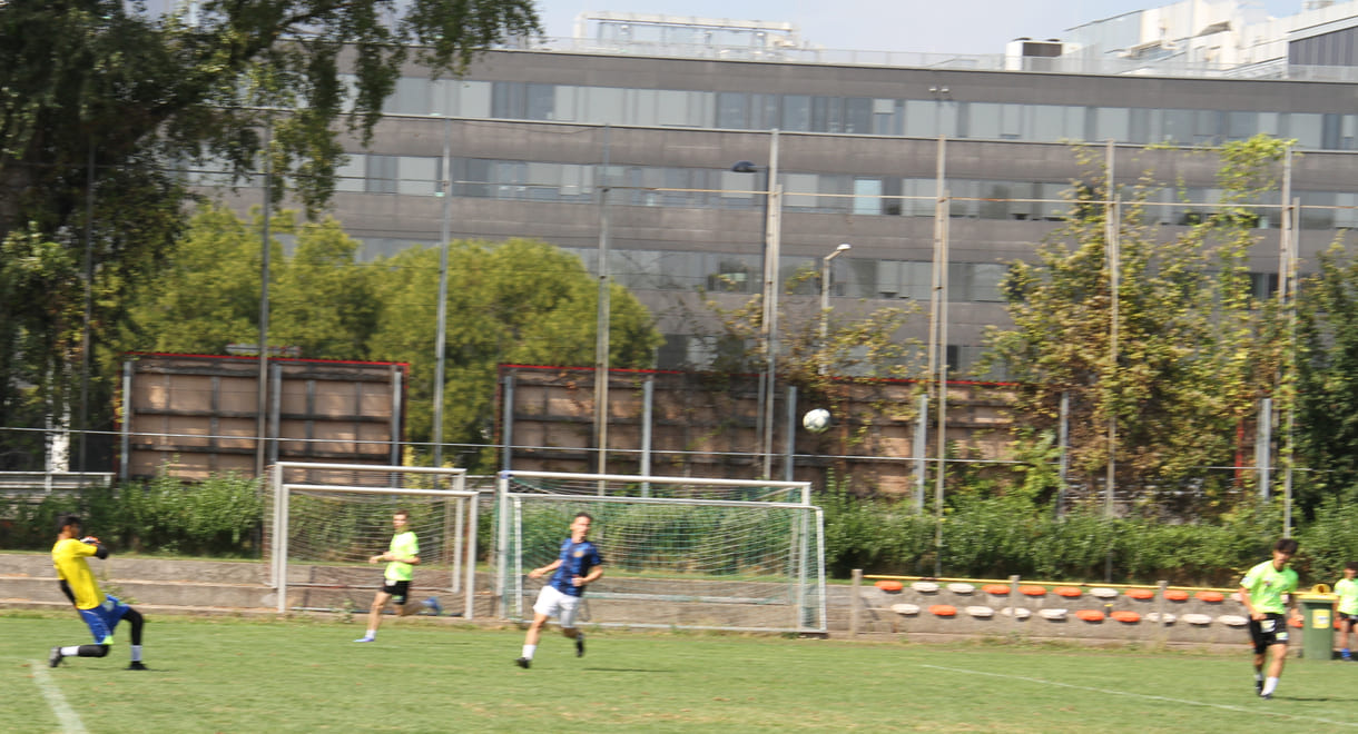 Kicken auf dem großen Feld