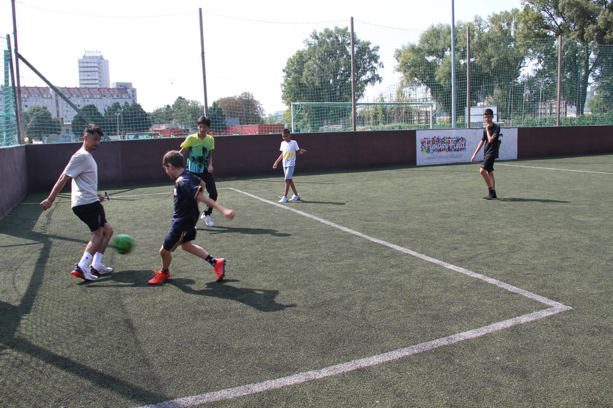 Kicken auf deinem kleinen umzäunten Spielfeld