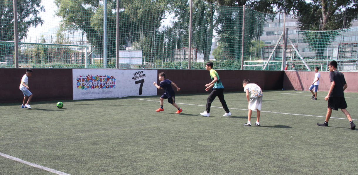 Kicken auf deinem kleinen umzäunten Spielfeld