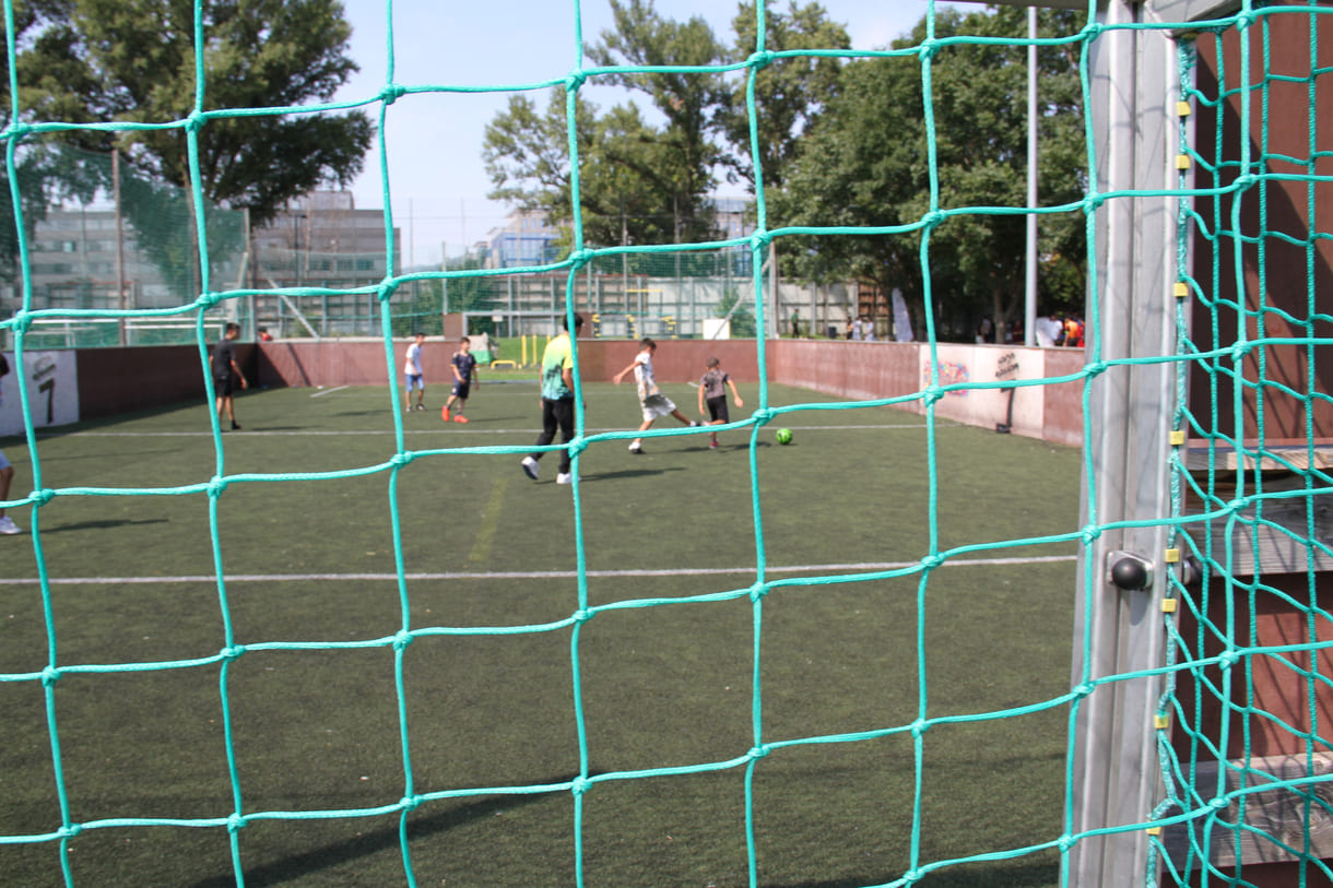 Kicken auf deinem kleinen umzäunten Spielfeld