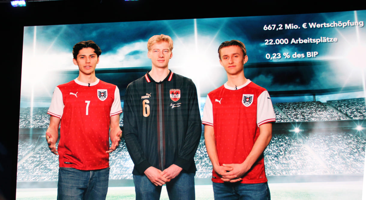 Das Schülertrio in Fußballdressen - aus dem Video der Juhuu-Factory über alle nominierten Projekte und Personen