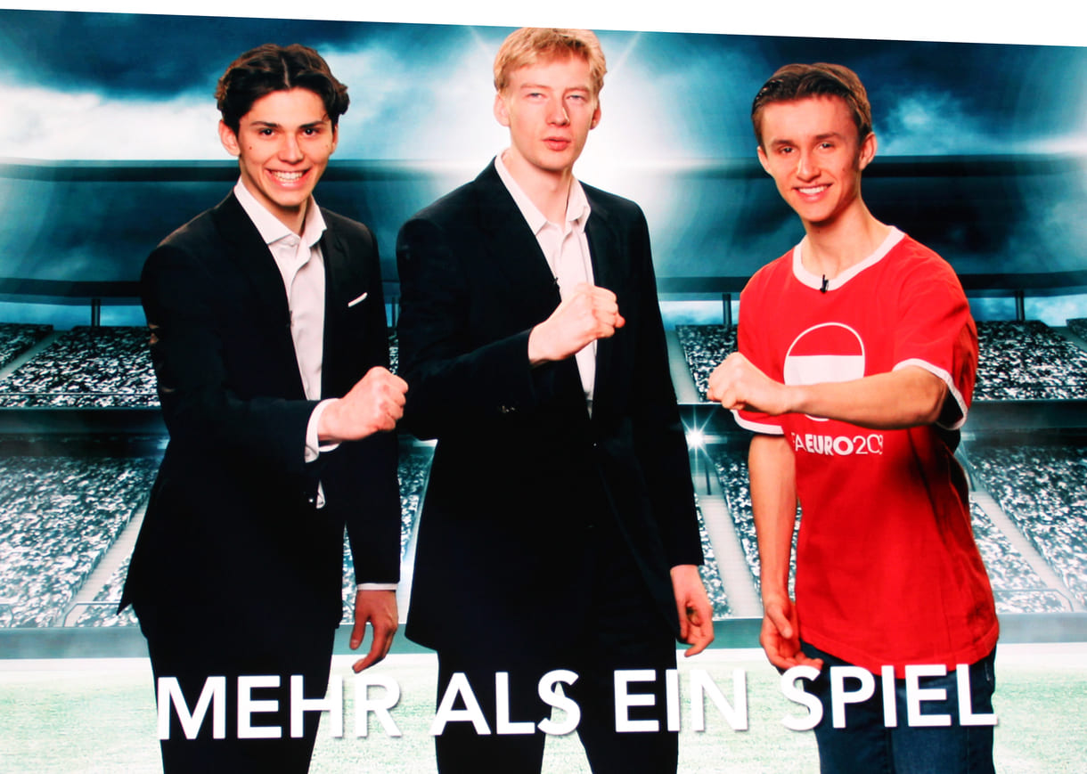 Das Schülertrio in Fußballdressen - aus dem Video der Juhuu-Factory über alle nominierten Projekte und Personen