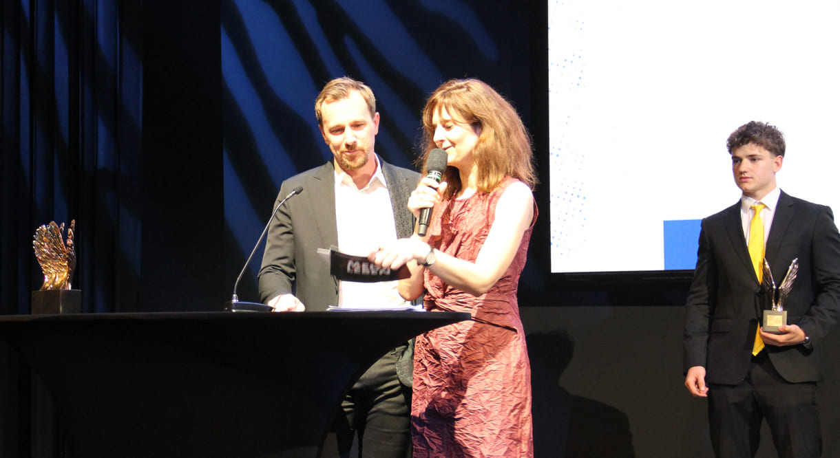 Laudator fürs beste Wirtscahfts- und Innovationsprojekt: Christian Mattasits mit Moderatorin Daniela Zeller, die dem Merkur-Neuling erklärt, was zu tun ist