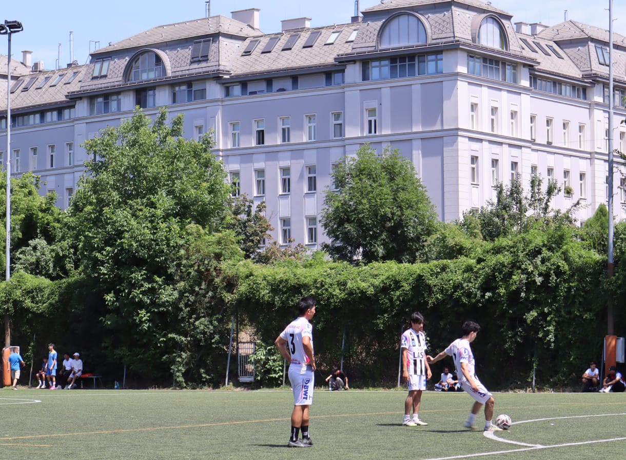 Fußball auf einem Kunstrasen-Großfeld