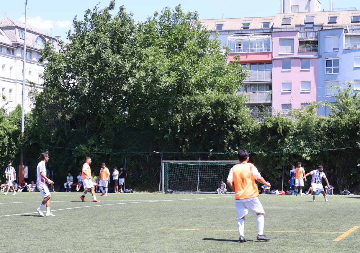 Fußball auf einem Kunstrasen-Großfeld