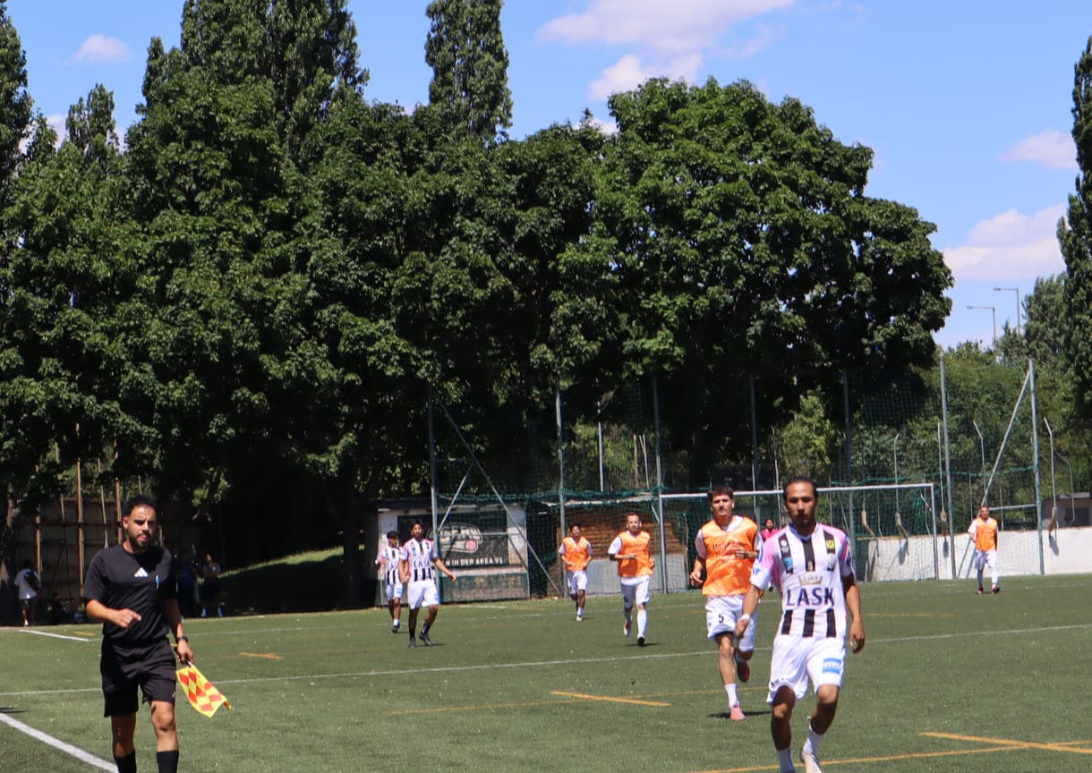 Fußball auf einem Kunstrasen-Großfeld