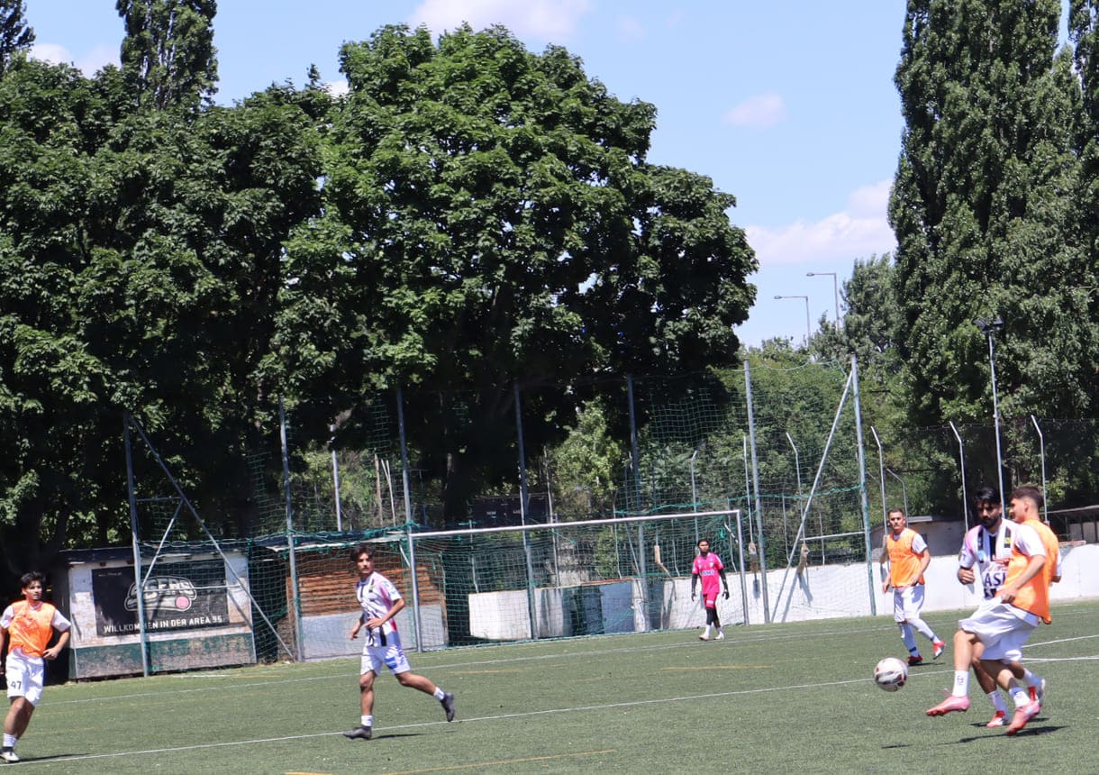 Fußball auf einem Kunstrasen-Großfeld