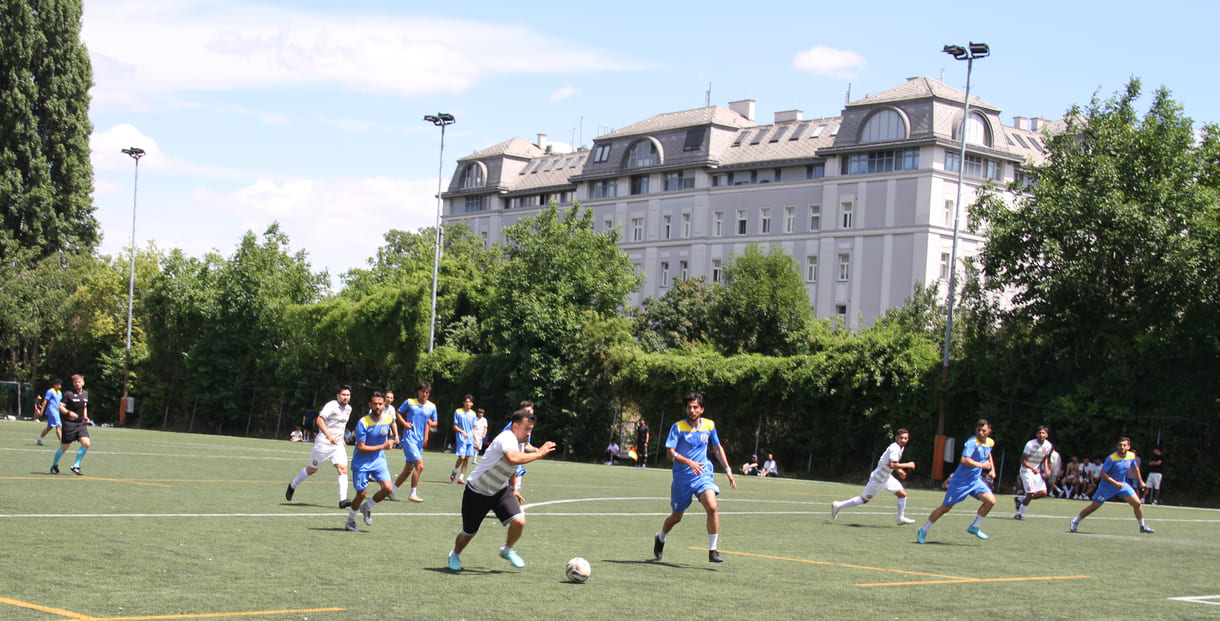 Fußball auf einem Kunstrasen-Großfeld