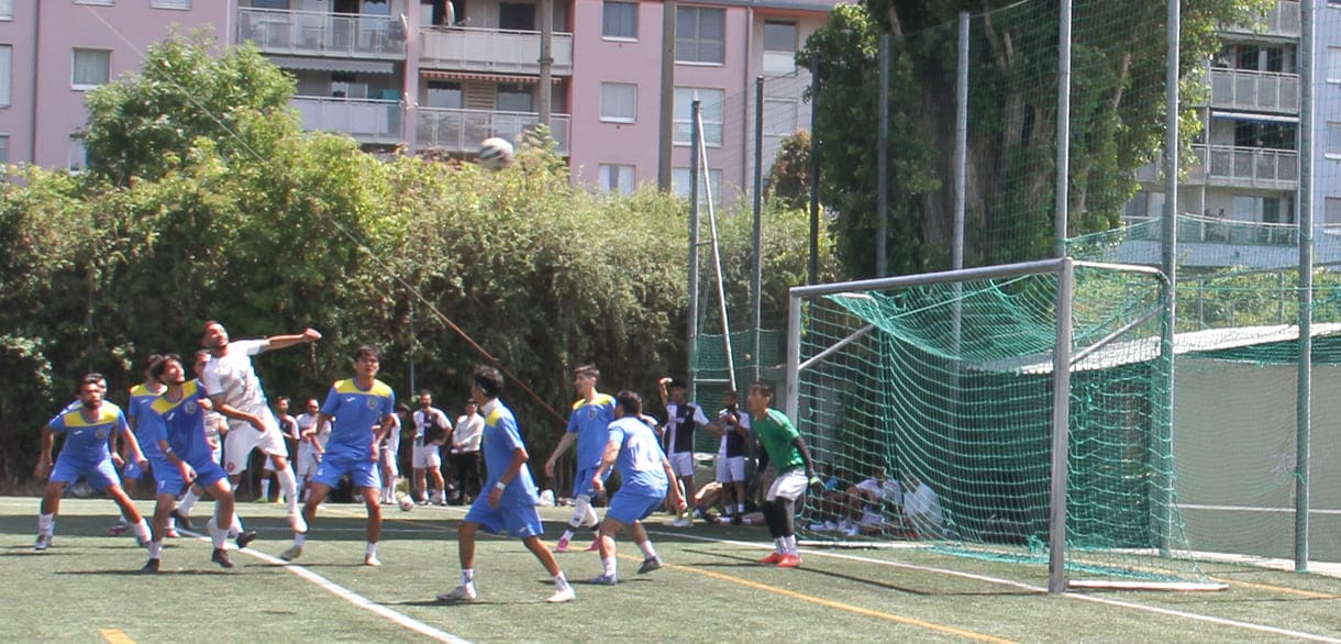 Fußball auf einem Kunstrasen-Großfeld