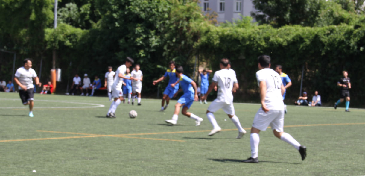 Fußball auf einem Kunstrasen-Großfeld