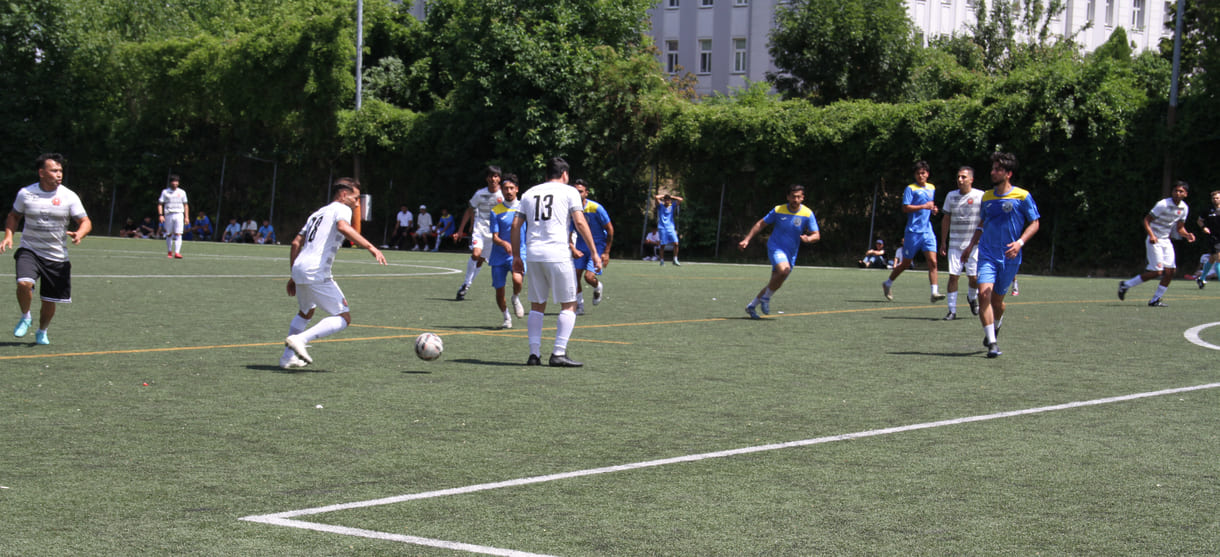 Fußball auf einem Kunstrasen-Großfeld