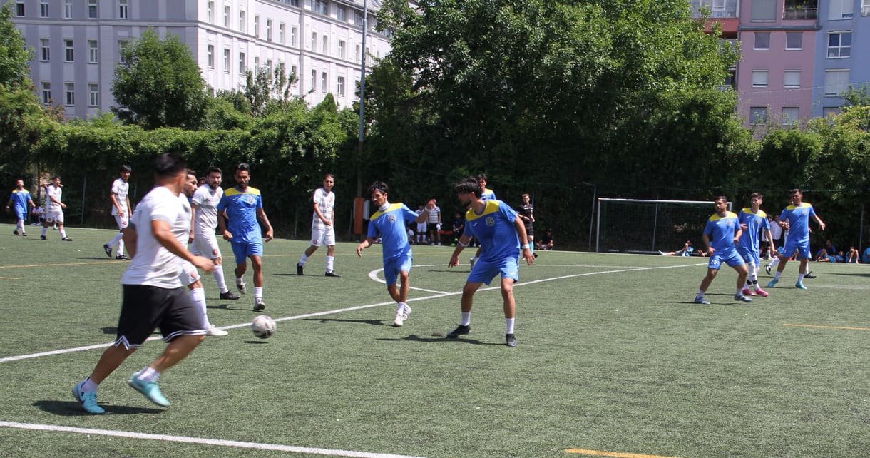 Fußball auf einem Kunstrasen-Großfeld