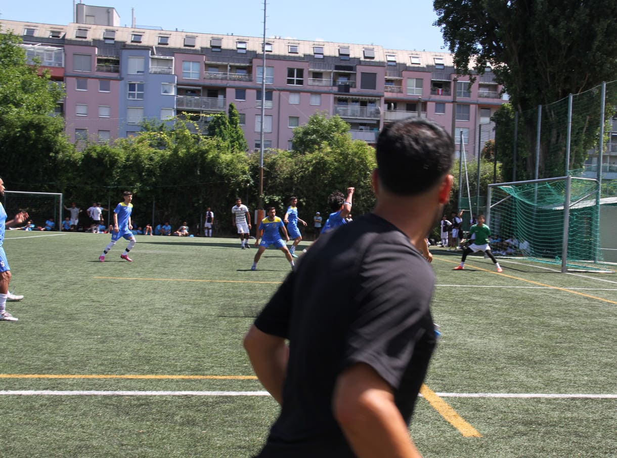 Fußball auf einem Kunstrasen-Großfeld