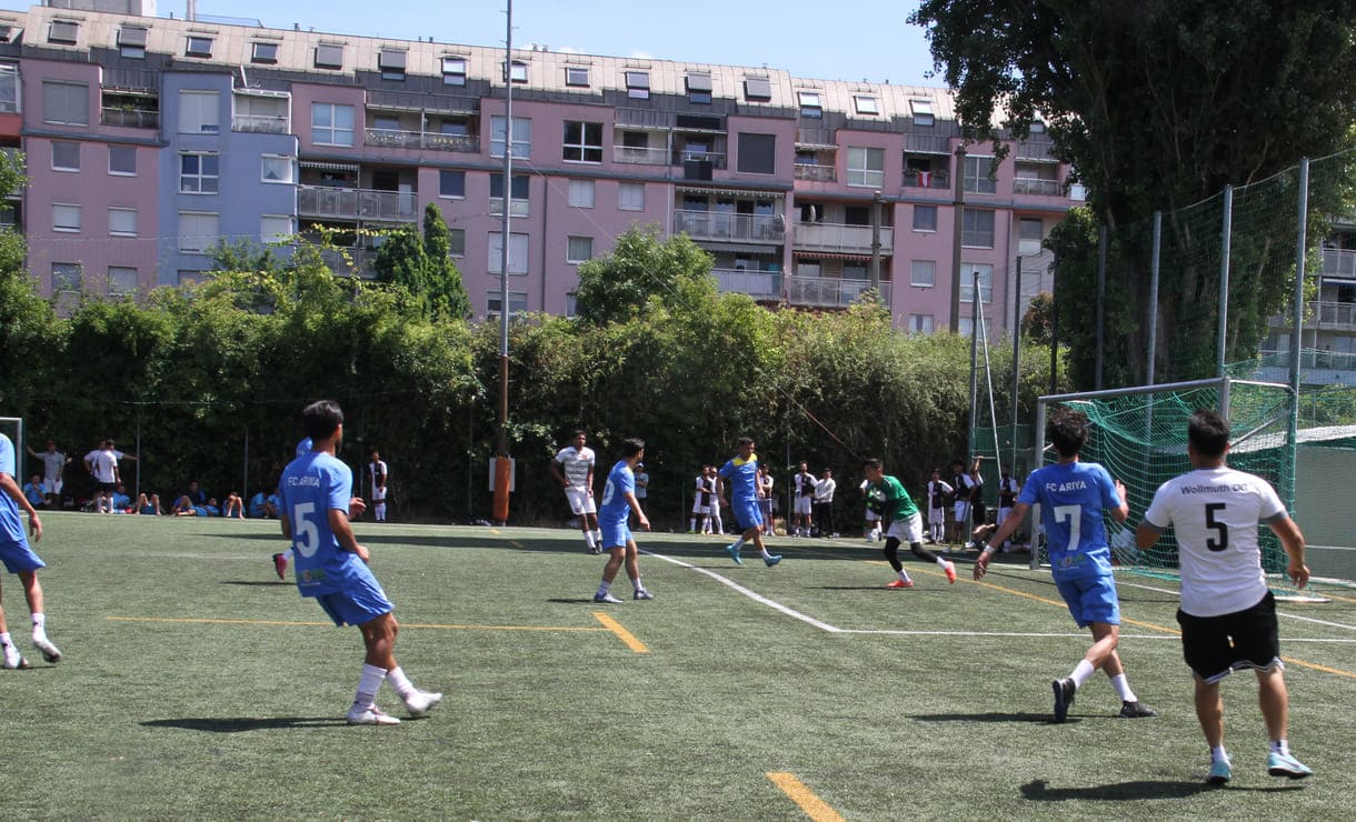 Fußball auf einem Kunstrasen-Großfeld