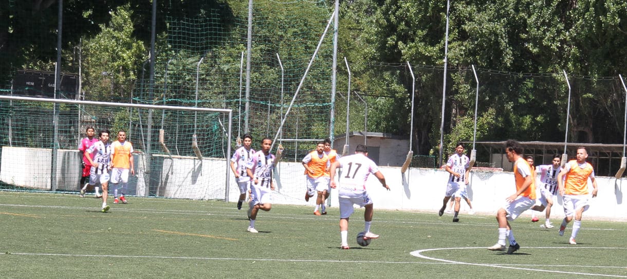 Fußball auf einem Kunstrasen-Großfeld