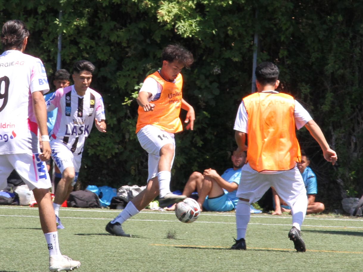 Fußball auf einem Kunstrasen-Großfeld