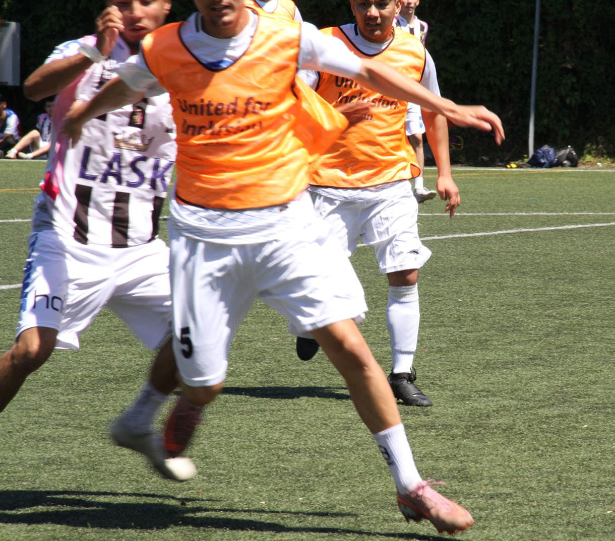 Fußball auf einem Kunstrasen-Großfeld