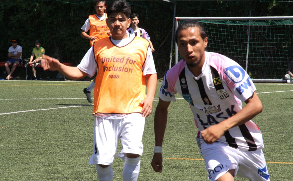 Fußball auf einem Kunstrasen-Großfeld