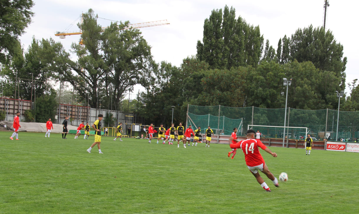 --- No Change ---Fuball auf dem großen Spielfeld