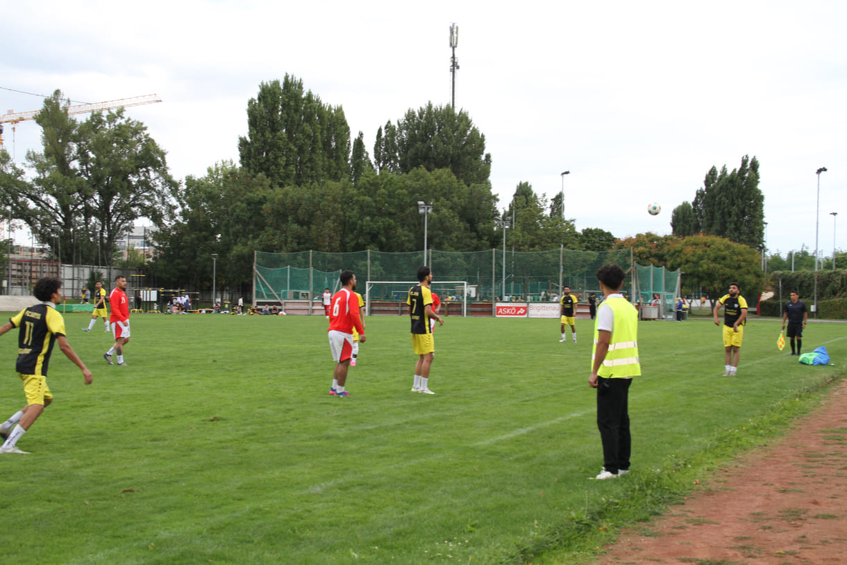 --- No Change ---Fuball auf dem großen Spielfeld