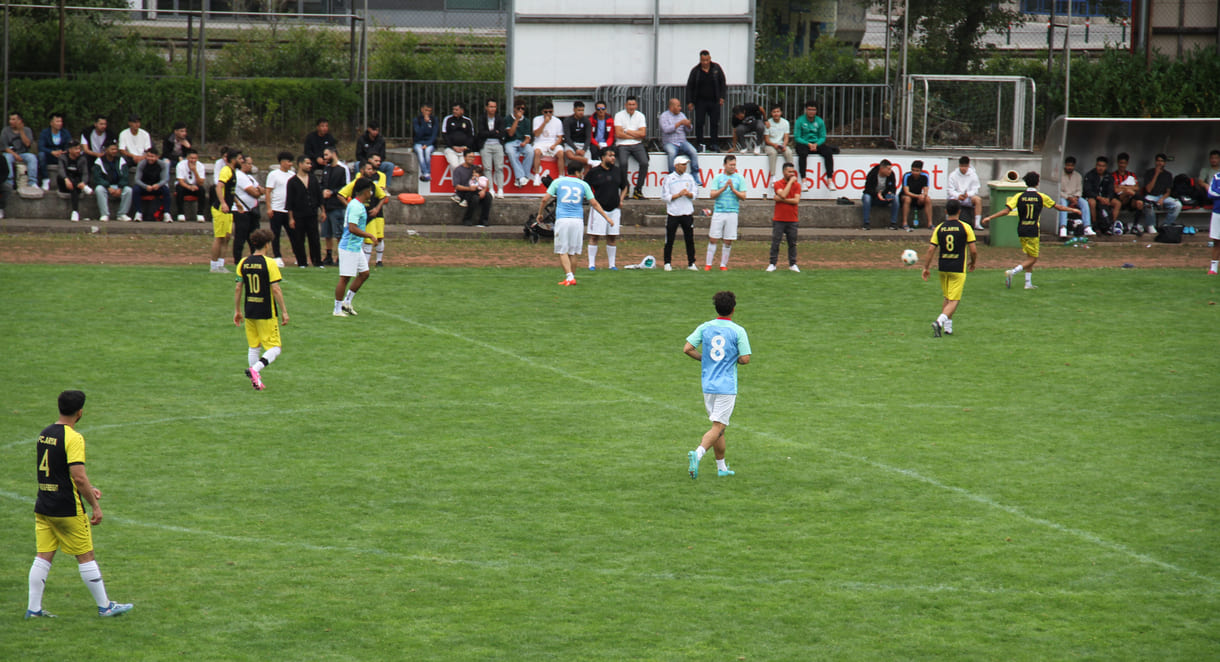 --- No Change ---Fuball auf dem großen Spielfeld