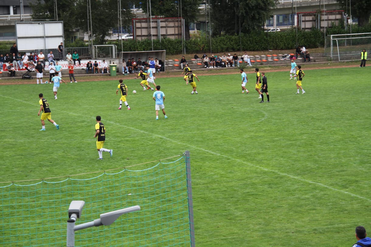 --- No Change ---Fuball auf dem großen Spielfeld