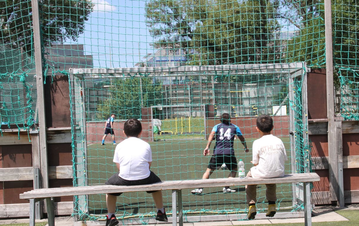 Fußball auf einem Spielfeld mit Holz-Band