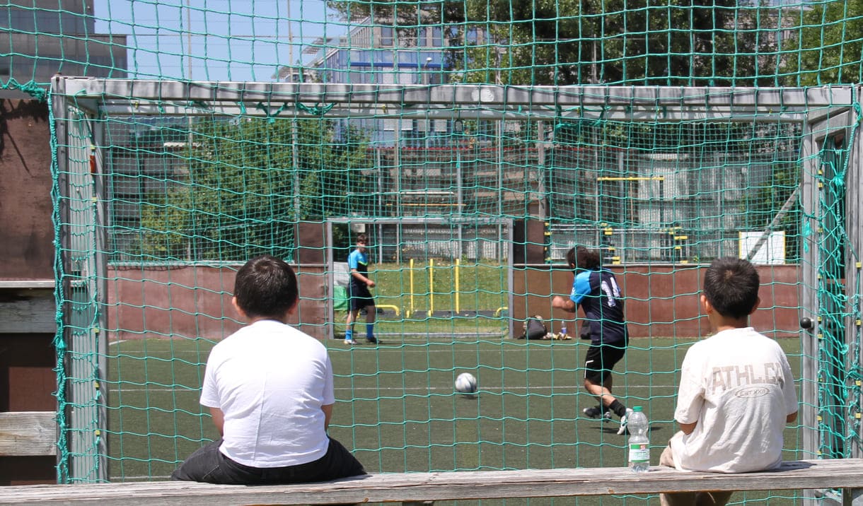 Fußball auf einem Spielfeld mit Holz-Band