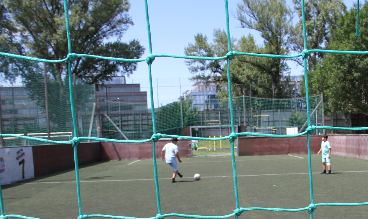 Fußball auf einem Spielfeld mit Holz-Band