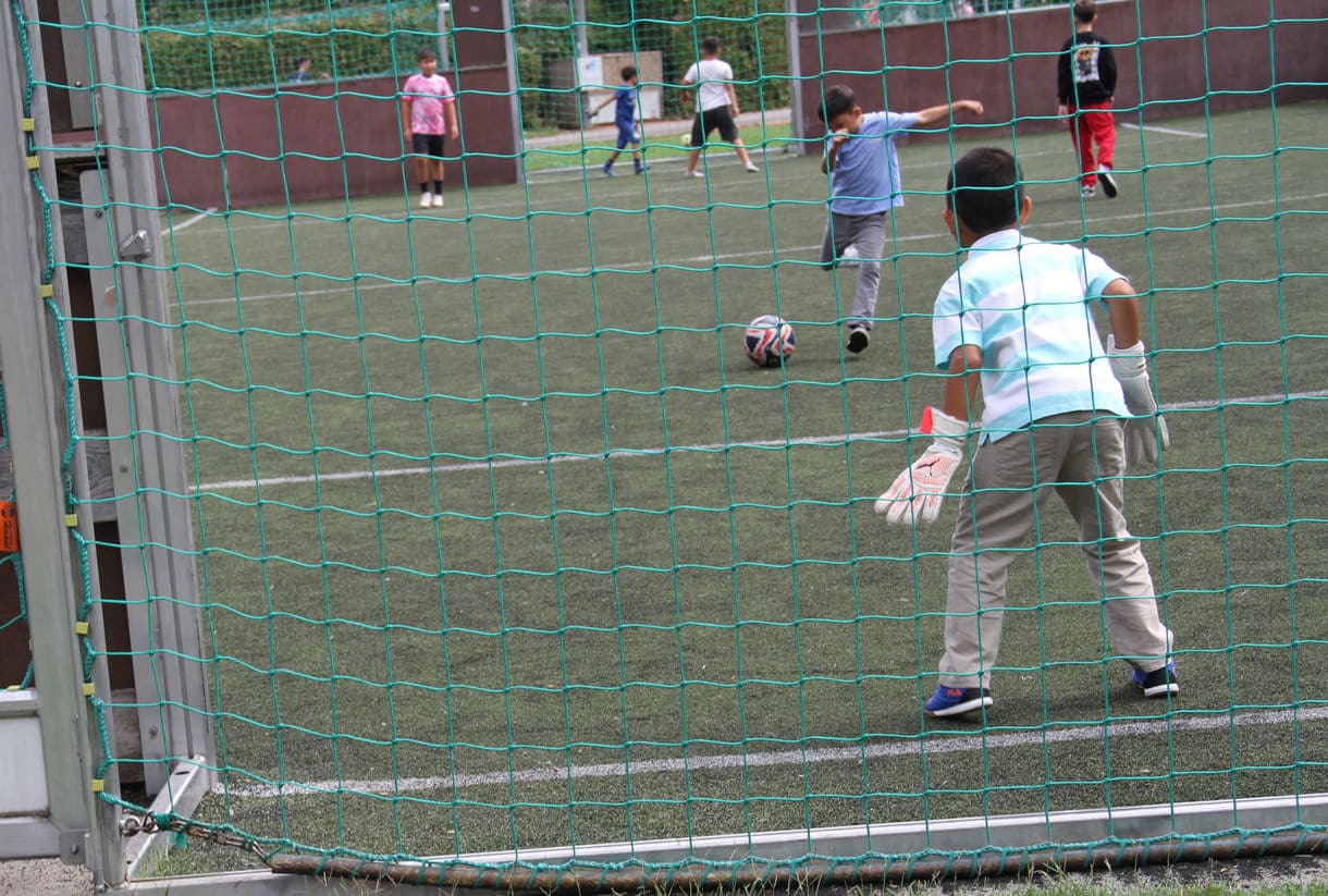 Fuball auf einem kleinen Spielfeld fast wie im Kicker-Käfig