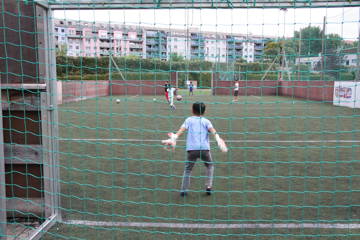 Fuball auf einem kleinen Spielfeld fast wie im Kicker-Käfig