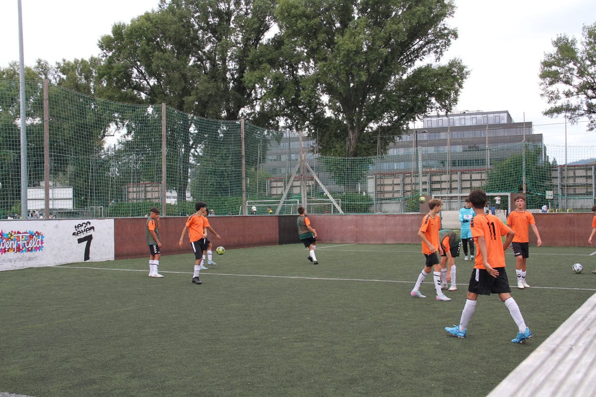 Fuball auf einem kleinen Spielfeld fast wie im Kicker-Käfig