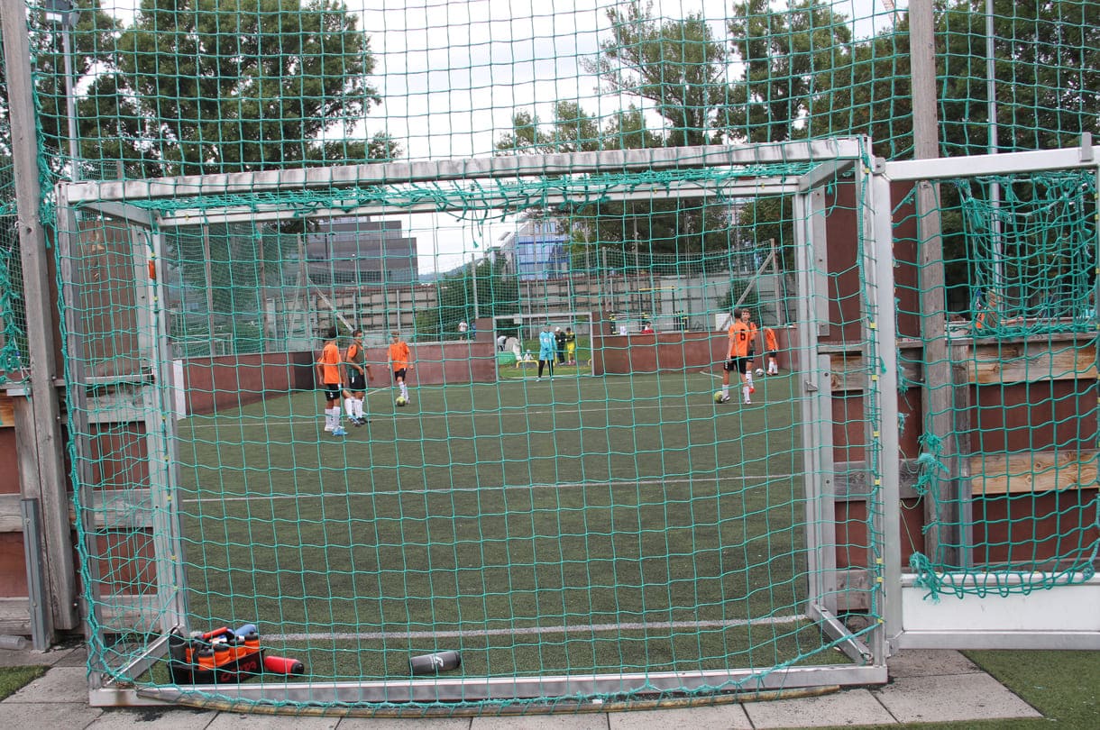 Fuball auf einem kleinen Spielfeld fast wie im Kicker-Käfig