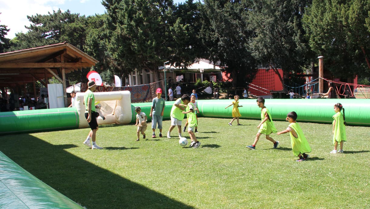 Fußball in einem mit Luft gefüllter Bande umgebenen Spielfeld