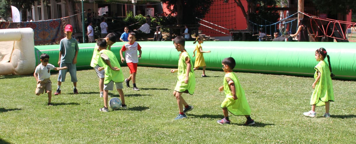 Fußball in einem mit Luft gefüllter Bande umgebenen Spielfeld
