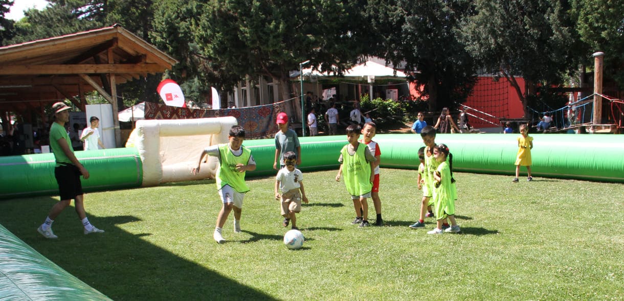 Fußball in einem mit Luft gefüllter Bande umgebenen Spielfeld
