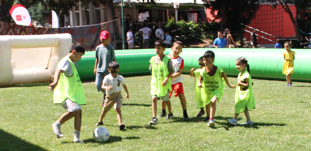 Fußball in einem mit Luft gefüllter Bande umgebenen Spielfeld