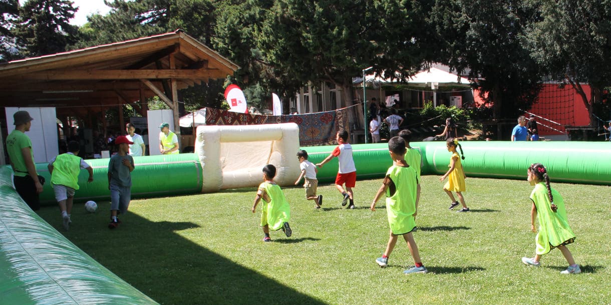 Fußball in einem mit Luft gefüllter Bande umgebenen Spielfeld