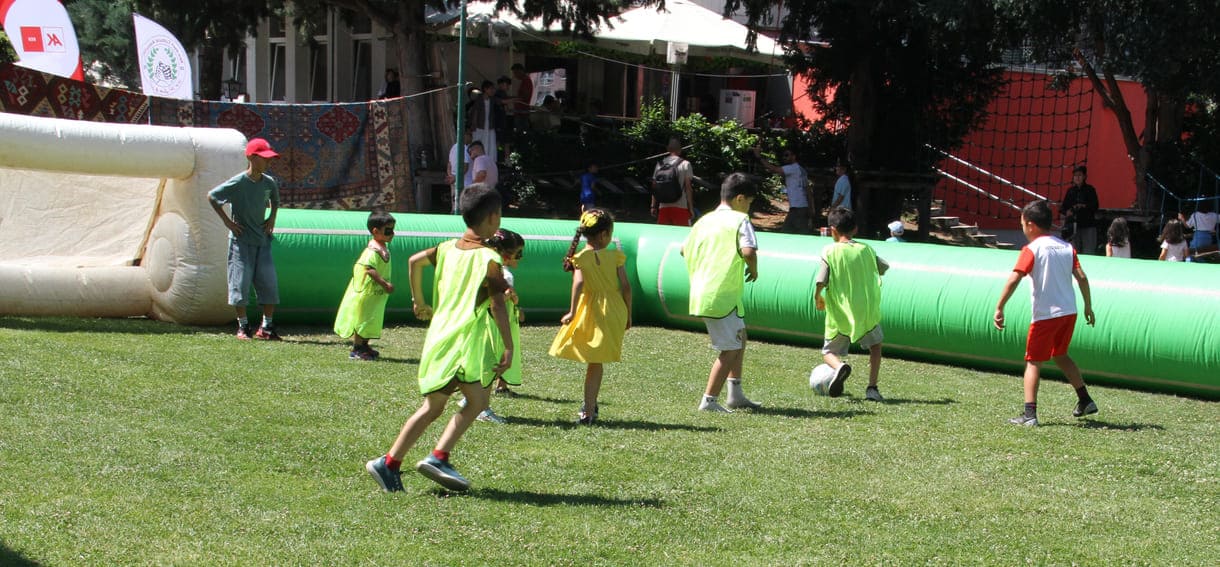 Fußball in einem mit Luft gefüllter Bande umgebenen Spielfeld