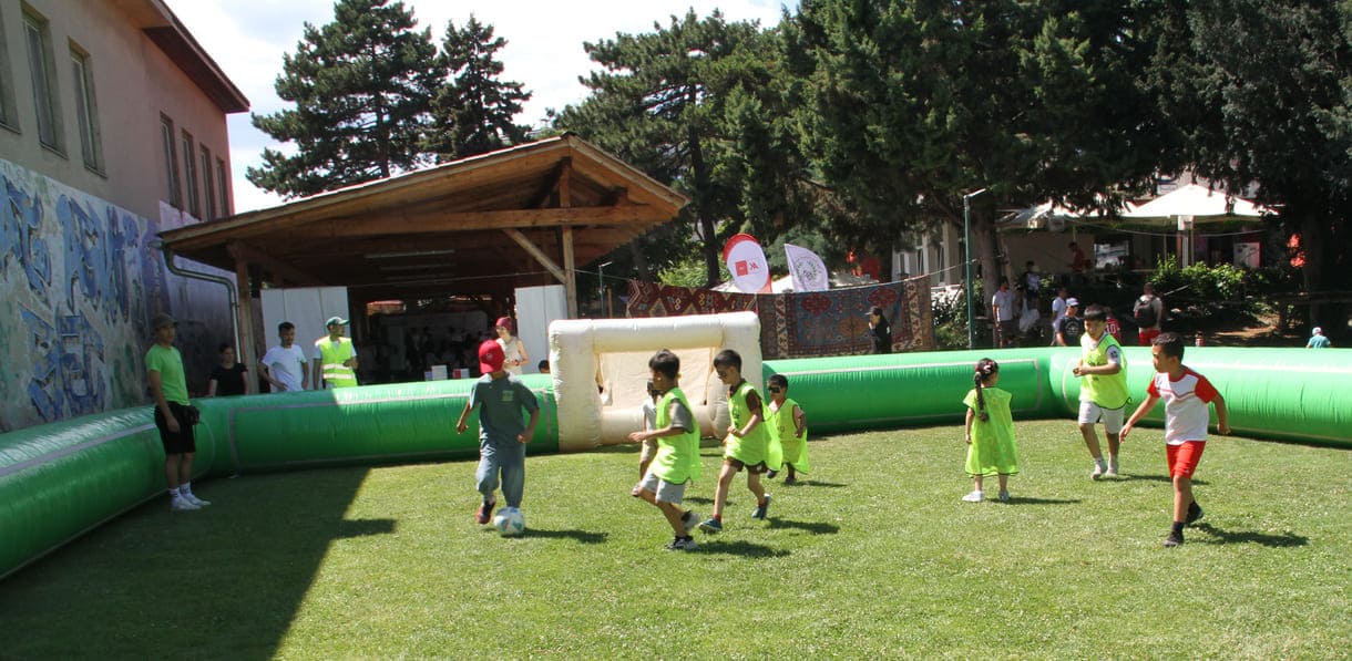 Fußball in einem mit Luft gefüllter Bande umgebenen Spielfeld