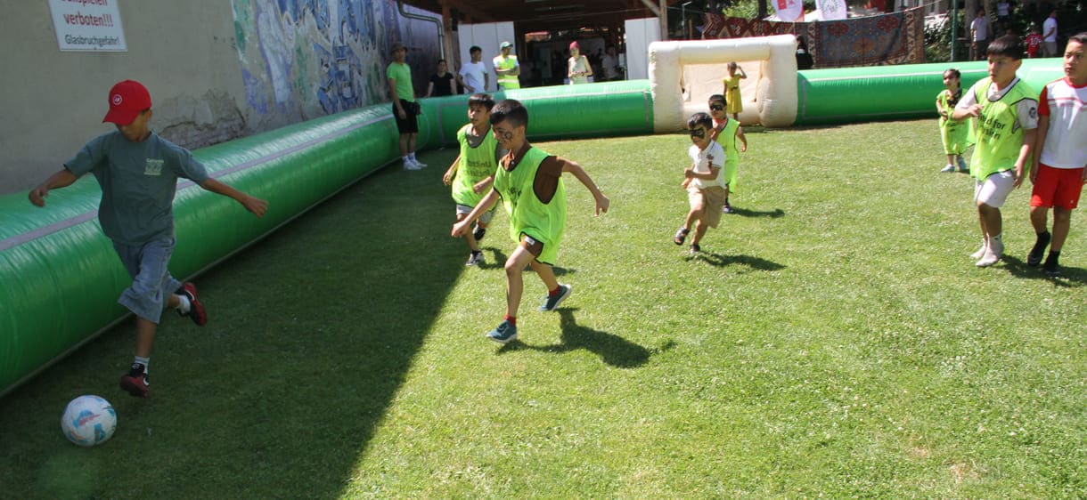 Fußball in einem mit Luft gefüllter Bande umgebenen Spielfeld
