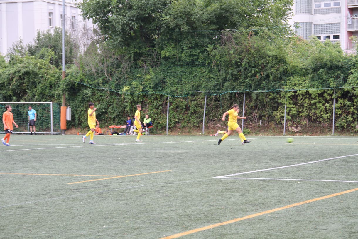 Mixed-Teams spielena uf einem mittelgroßen Feld